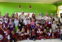 Foto bersama setelah praktik gosok gigi, (Foto: Ist.)