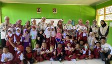 Foto bersama setelah praktik gosok gigi, (Foto: Ist.)