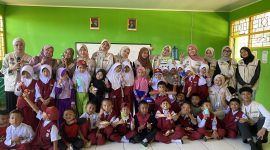 Foto bersama setelah praktik gosok gigi, (Foto: Ist.)