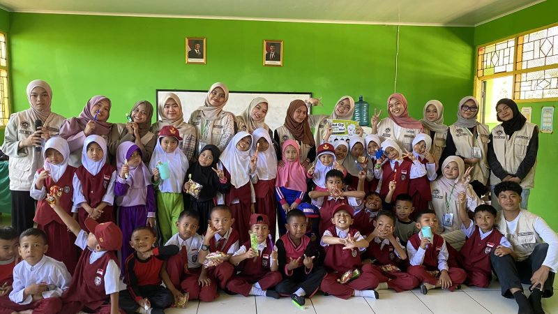 Foto bersama setelah praktik gosok gigi, (Foto: Ist.)