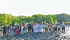 Potret Tim PKM FMIPA Tanam Mangrove di Kampung Karabba (Foto: Ist.)