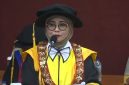 Potret Farida Patittingi saat Menyampaikan Laporan Tahunan Plt. Rektor pada Kegiatan Upacara Perayaan Dies Natalis UNM ke-65, (Foto : Int.)