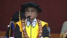 Potret Farida Patittingi saat Menyampaikan Laporan Tahunan Plt. Rektor pada Kegiatan Upacara Perayaan Dies Natalis UNM ke-65, (Foto : Int.)