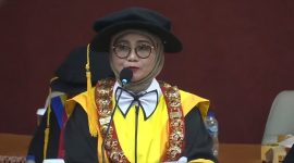 Potret Farida Patittingi saat Menyampaikan Laporan Tahunan Plt. Rektor pada Kegiatan Upacara Perayaan Dies Natalis UNM ke-65, (Foto : Int.)