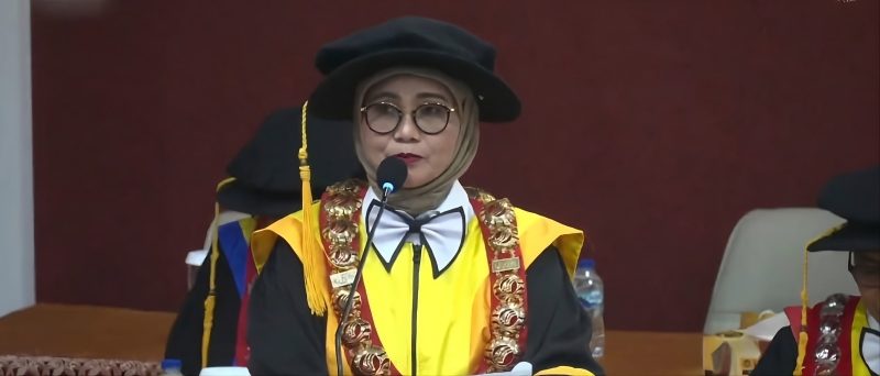 Potret Farida Patittingi saat Menyampaikan Laporan Tahunan Plt. Rektor pada Kegiatan Upacara Perayaan Dies Natalis UNM ke-65, (Foto : Int.)