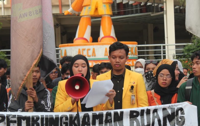 Potret Lembaga Kemahasiswaan (LK) UNM saat Aksi Demonstrasi, (Dok. Profesi)