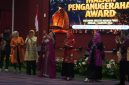 Kemeriahan Penampilan Guest Star, Dian Ekawati Bersama Plt Rektor UNM dan Jajarannya, (Foto: Hafid Budiawan)