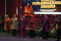 Kemeriahan Penampilan Guest Star, Dian Ekawati Bersama Plt Rektor UNM dan Jajarannya, (Foto: Hafid Budiawan)
