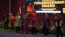 Kemeriahan Penampilan Guest Star, Dian Ekawati Bersama Plt Rektor UNM dan Jajarannya, (Foto: Hafid Budiawan)