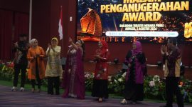 Kemeriahan Penampilan Guest Star, Dian Ekawati Bersama Plt Rektor UNM dan Jajarannya, (Foto: Hafid Budiawan)