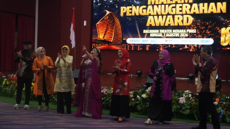 Kemeriahan Penampilan Guest Star, Dian Ekawati Bersama Plt Rektor UNM dan Jajarannya, (Foto: Hafid Budiawan)