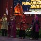 Kemeriahan Penampilan Guest Star, Dian Ekawati Bersama Plt Rektor UNM dan Jajarannya, (Foto: Hafid Budiawan)