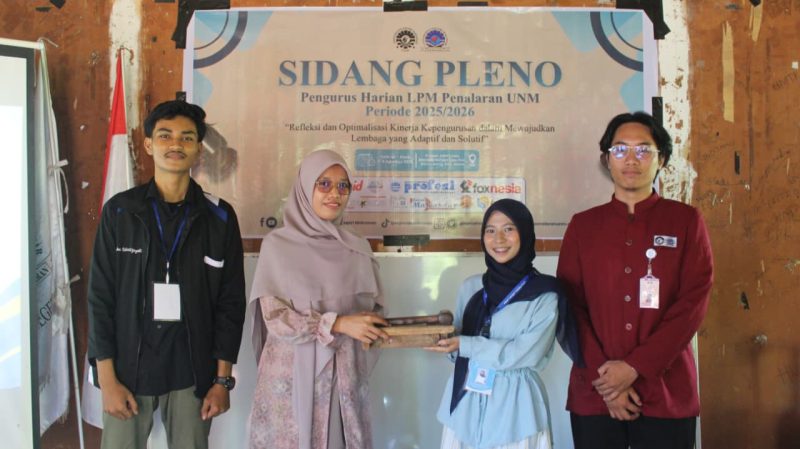 Foto Penyerahan Palu Sidang UKM LPM Penalaran di Rumah Adat Luwu, Benteng Somba Opu, (Foto: Ist.)